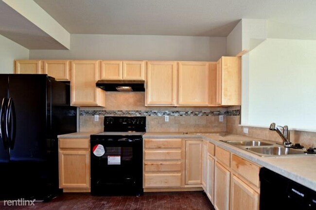 Foto del edificio - 704 Finch Dr