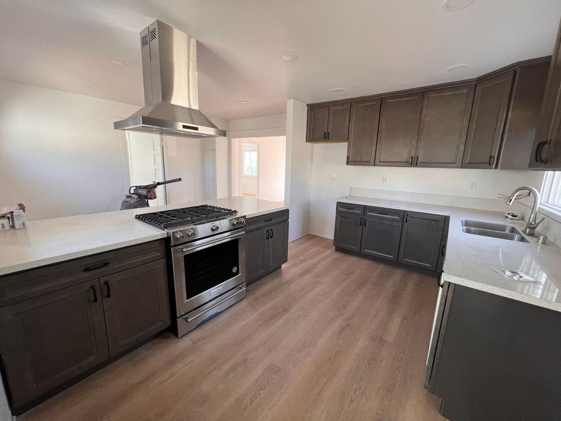 Foto principal - FULLY REMODELED 2BR/1BA home w/ parking an...