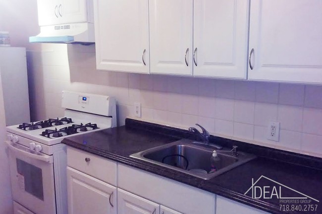 Building Photo - Great 2BR in Sunset Park with Backyard!