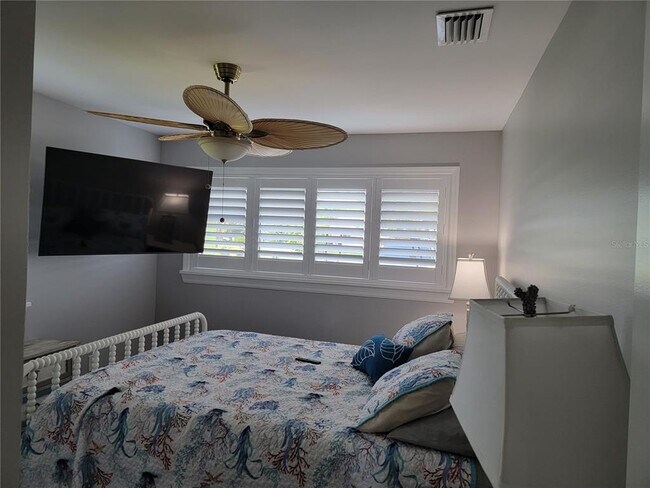 Building Photo - 315 Crescent Ct E