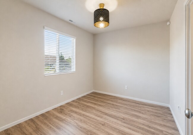 Foto del edificio - Lovely 4BD | 3.5 BA | Townhome in Highly Desirable North Bethany's The Crossings at Abbey Creek C...