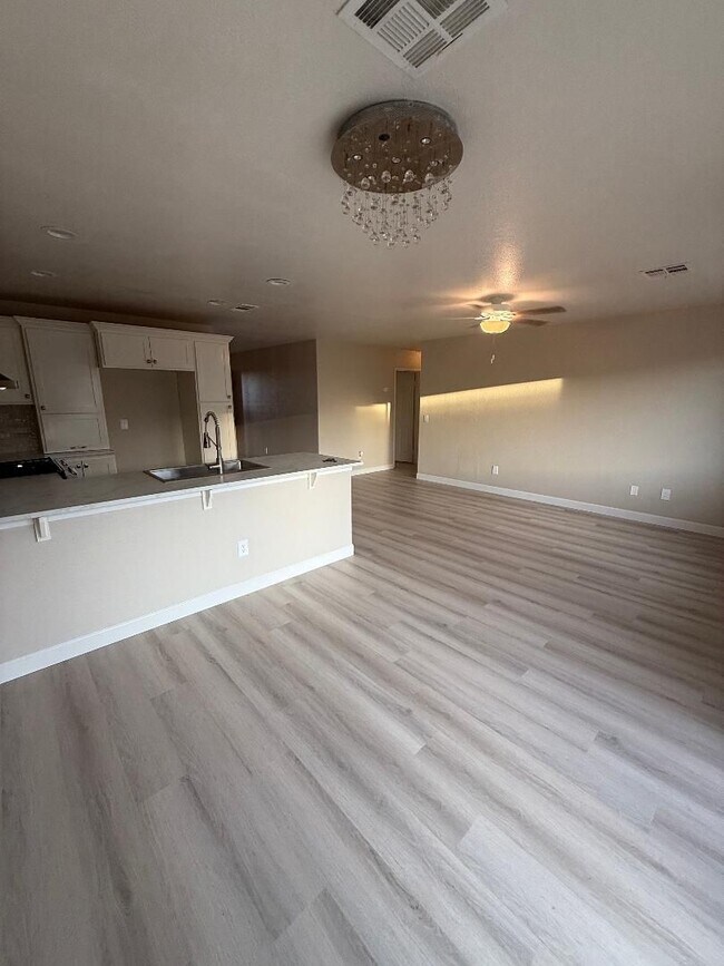 Foto del edificio - FOR RENT – Spacious 5 Bed / 3 Bath Home in Calexico!