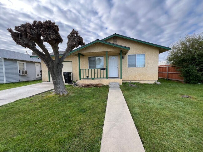 Building Photo - 1417 HALL AVE - 3 BEDROOM 2 BATH- CORCORAN