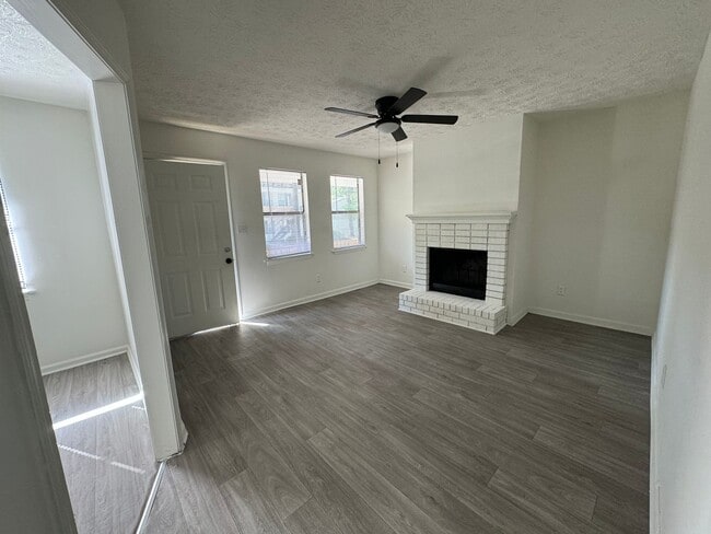 Building Photo - Pines at Athens