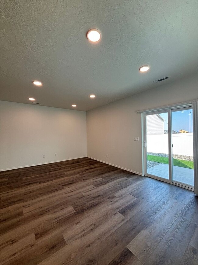 Building Photo - Brand New Townhome!