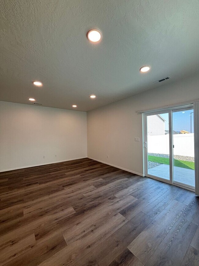 Foto del edificio - Brand New Townhome!