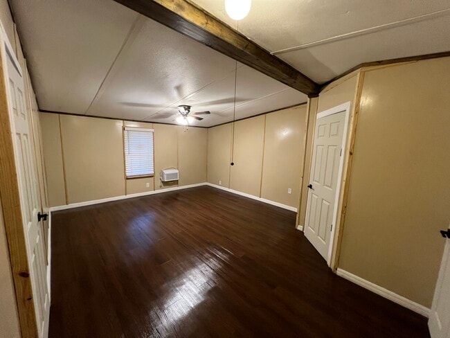 Extra large master bedroom - 6506 Colony Park Dr