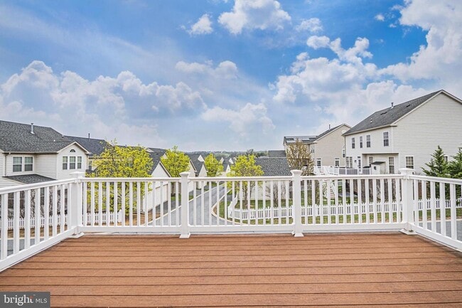 Building Photo - SPACIOUS 2 LEVEL CONDO WITH LOFT