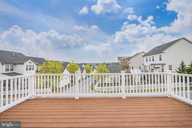 Foto del edificio - SPACIOUS 2 LEVEL CONDO WITH LOFT