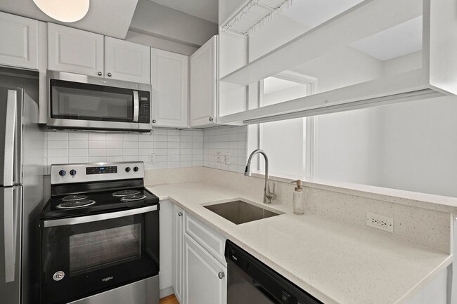 Building Photo - Enticing Two Bedroom in Edgewood! - Water ...