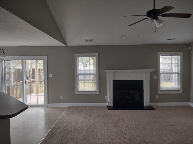 Building Photo - Bonus Room!