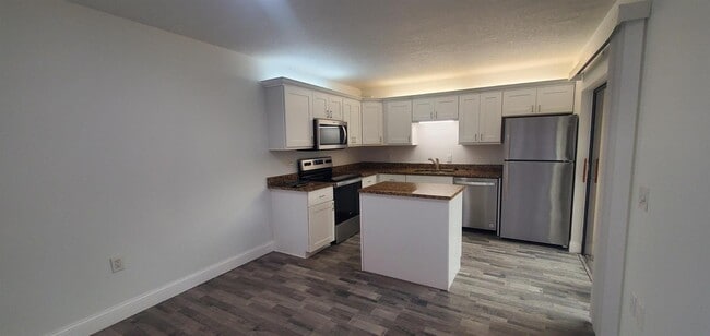 Building Photo - 704 7th Ln