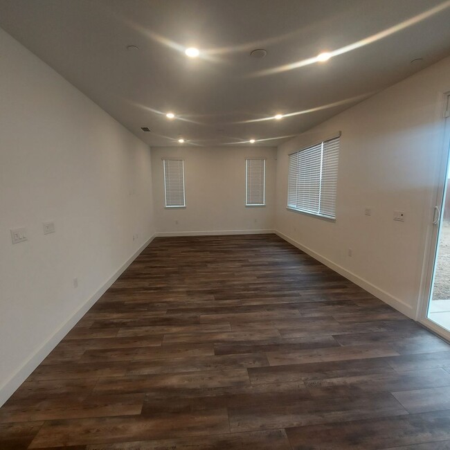 Foto del edificio - Newer Lennar built 4 Bedroom, 3 full bath ...