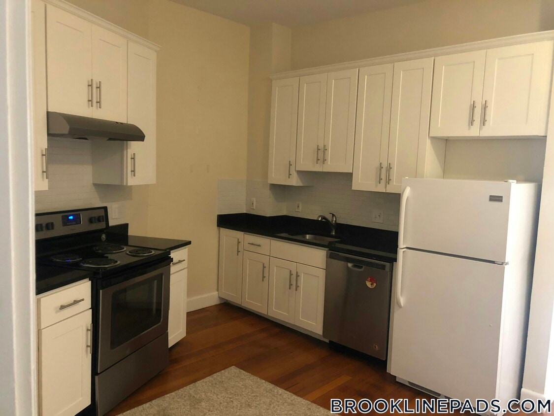 Primary Photo - 1728 Beacon St