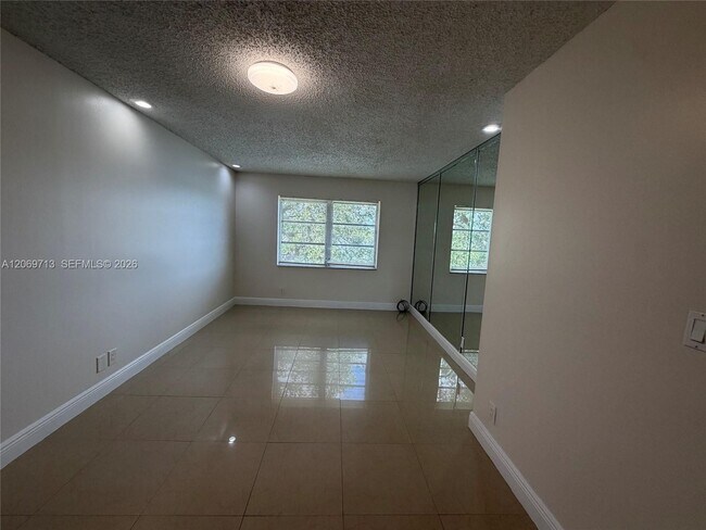 Building Photo - 432 Lakeside Dr