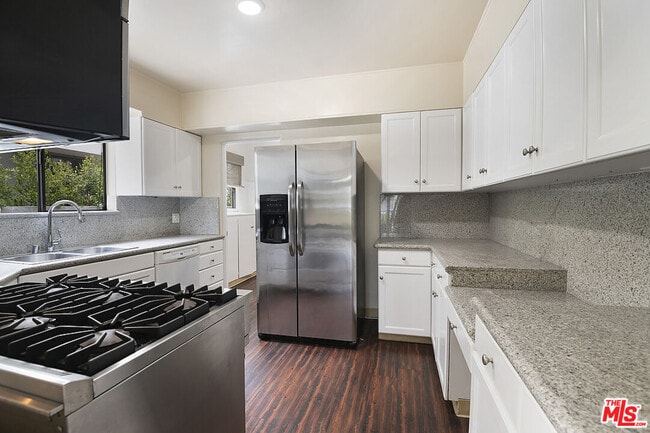 Building Photo - 340 S La Peer Dr