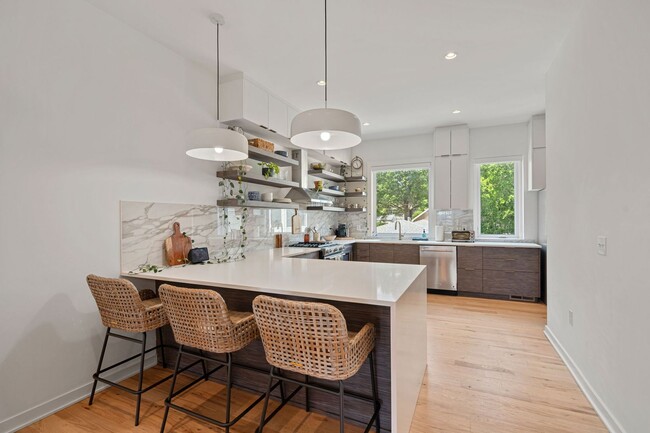Building Photo - 3 bedroom modern townhome