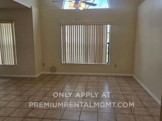 Foto del edificio - Beautiful 4 Bed / 2 Bath Single-Family Home with Fenced Yard & Screened Patio