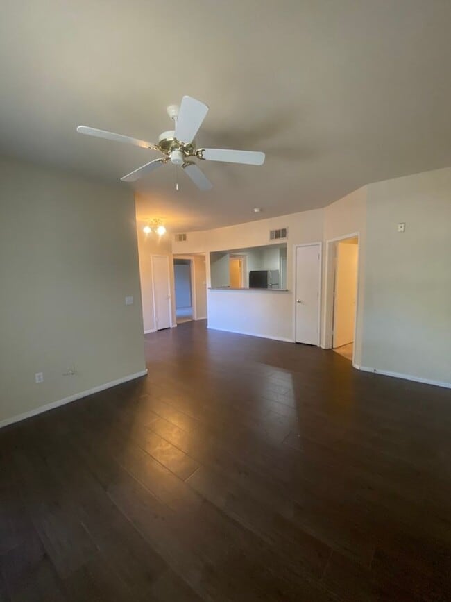 Building Photo - Beautiful unfurnished 2 bedroom in the Sou...