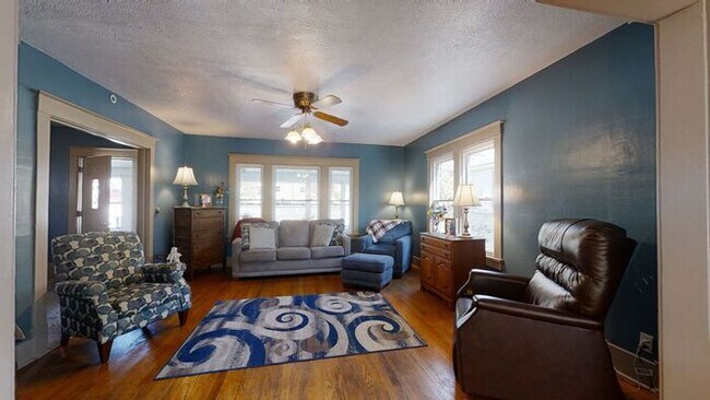 Building Photo - Spacious 3 bedroom with 2 enclosed porches...