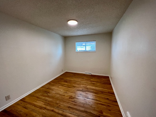 Building Photo - Nice two bedroom duplex!