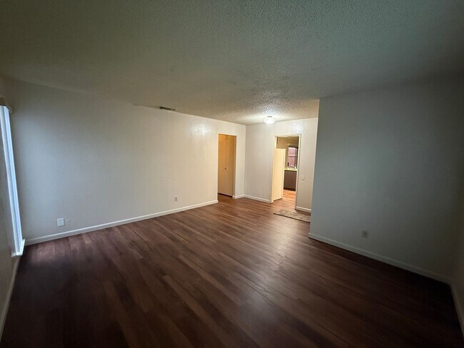 Foto del edificio - 3 bedroom 2 bath available now!