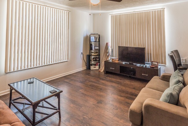 Foto del edificio - 1635 W Mulberry Ave