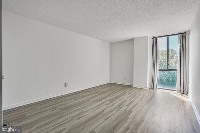 Building Photo - 2300 Pimmit Dr