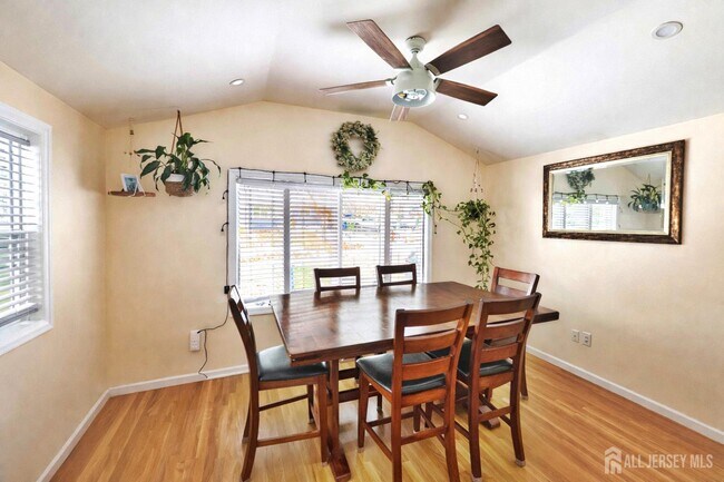 Building Photo - 100 Pinetree Dr