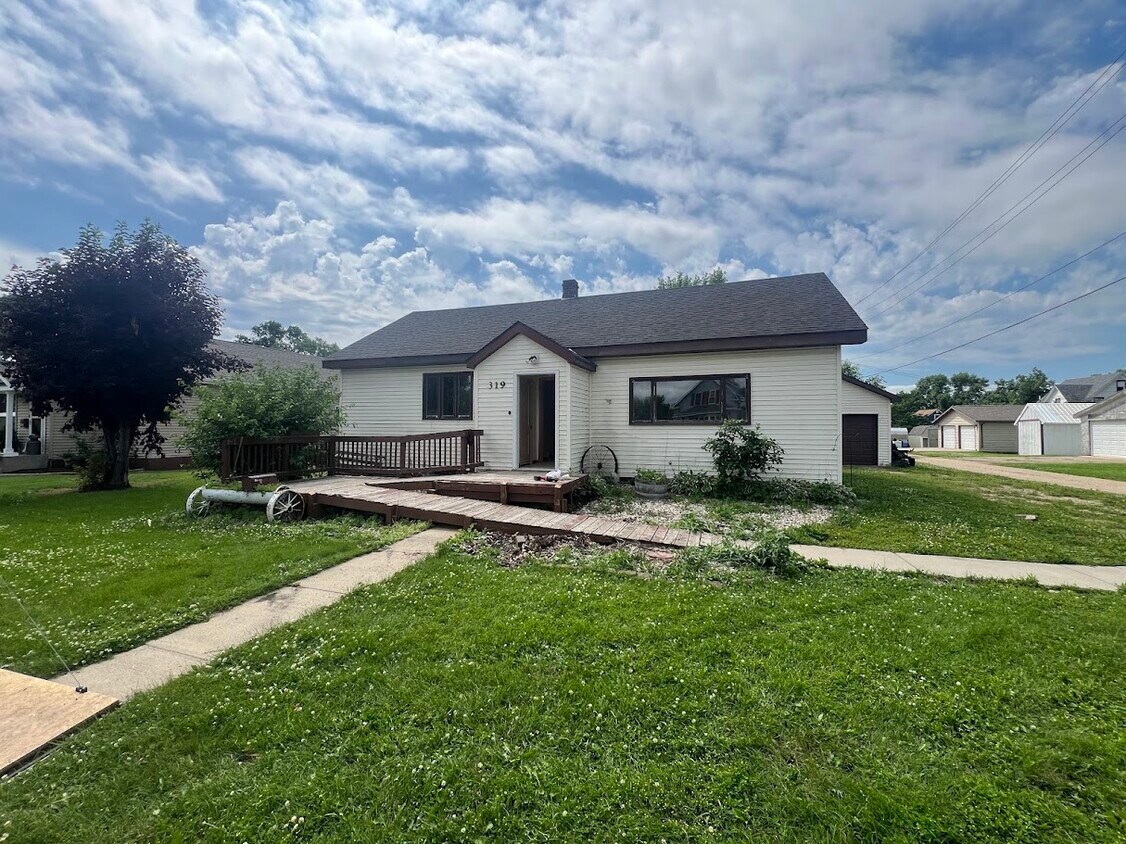 Foto principal - 319 5th St E