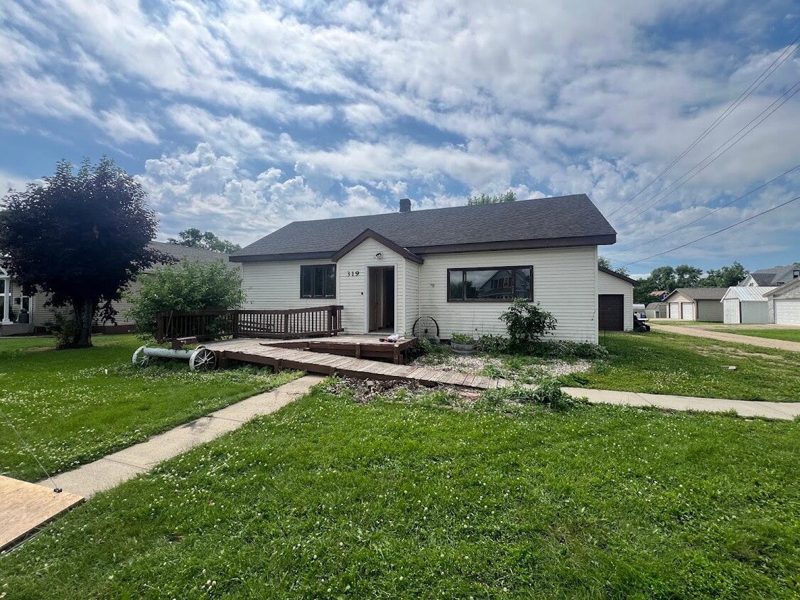 Primary Photo - 319 5th St E