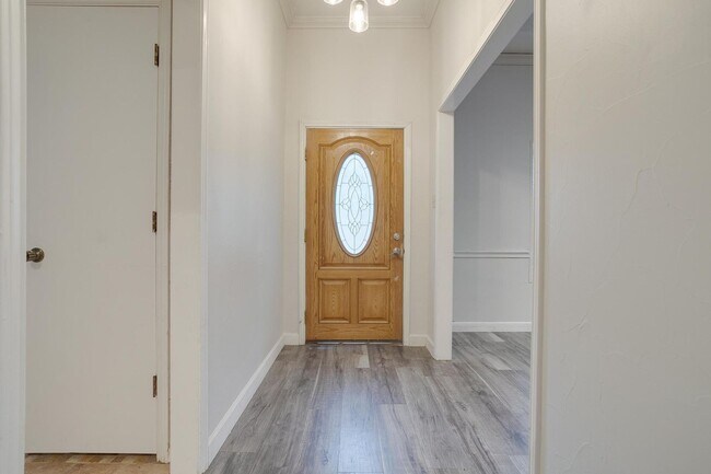 Building Photo - Beautiful 3 Bed, 2 Bath Home in Well Estab...