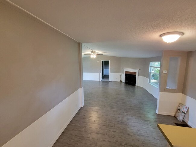 Foto del edificio - Charming 3-Bedroom, 2-Bath Home with Fence...