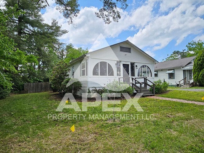 Foto del edificio - Charming 3Bd/2 Ba Renovated Craftsman Style Home in the Heart of Alcoa!