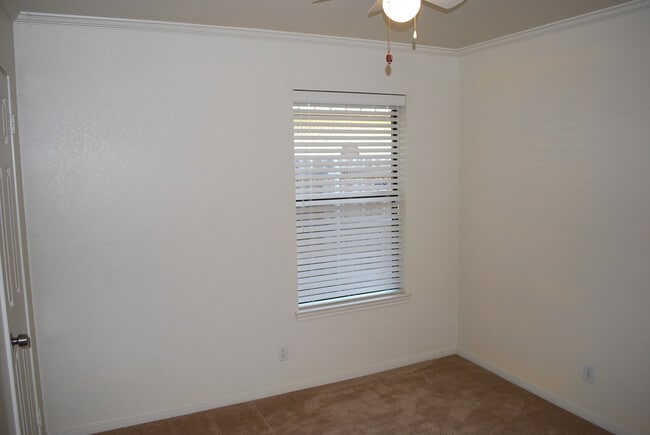 Building Photo - 3 BR/2 Bath off Stan Schlueter Loop!