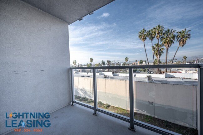 Foto del edificio - Luxury Living in North Hollywood – One Mon...