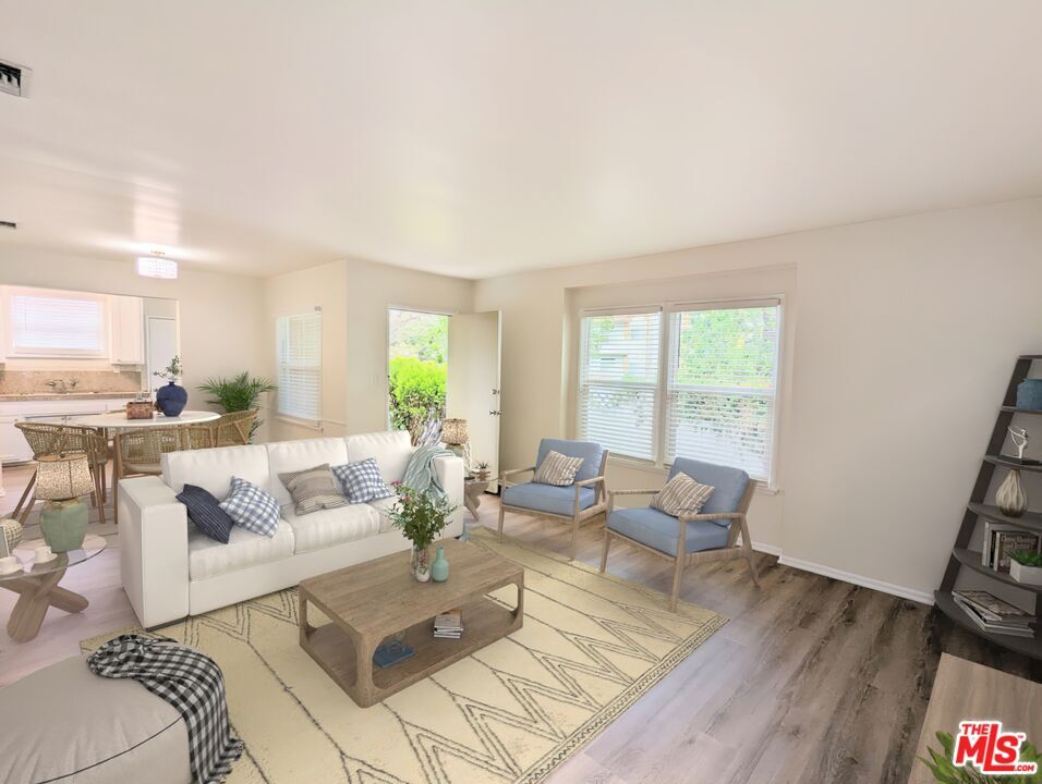 Foto principal - 12735 Oxnard St