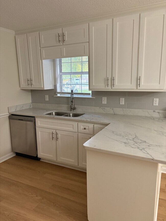 Building Photo - 121 Pine Lakes Cir