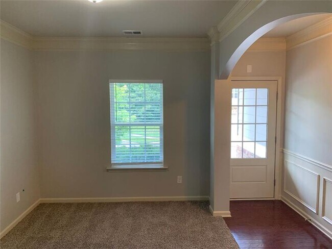 Building Photo - 737 Pine Ln