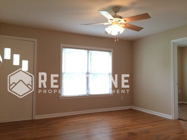 Building Photo - 3 Bedroom 1 Bath Duplex