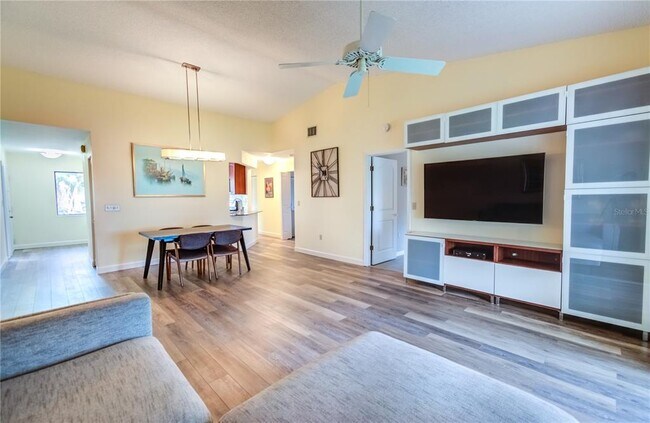 Foto del edificio - 600 Carriage House Ln