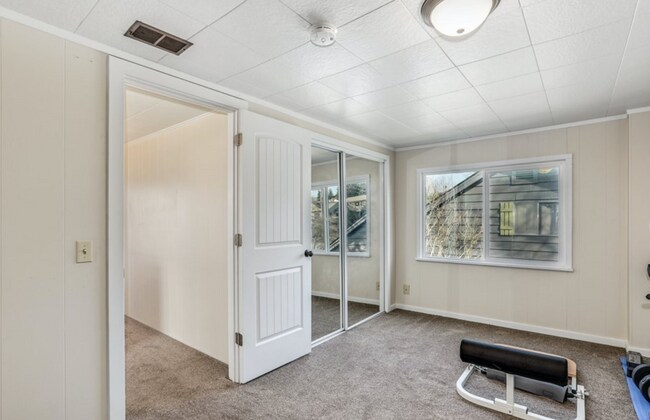 Foto del edificio - 209 E Cedar St