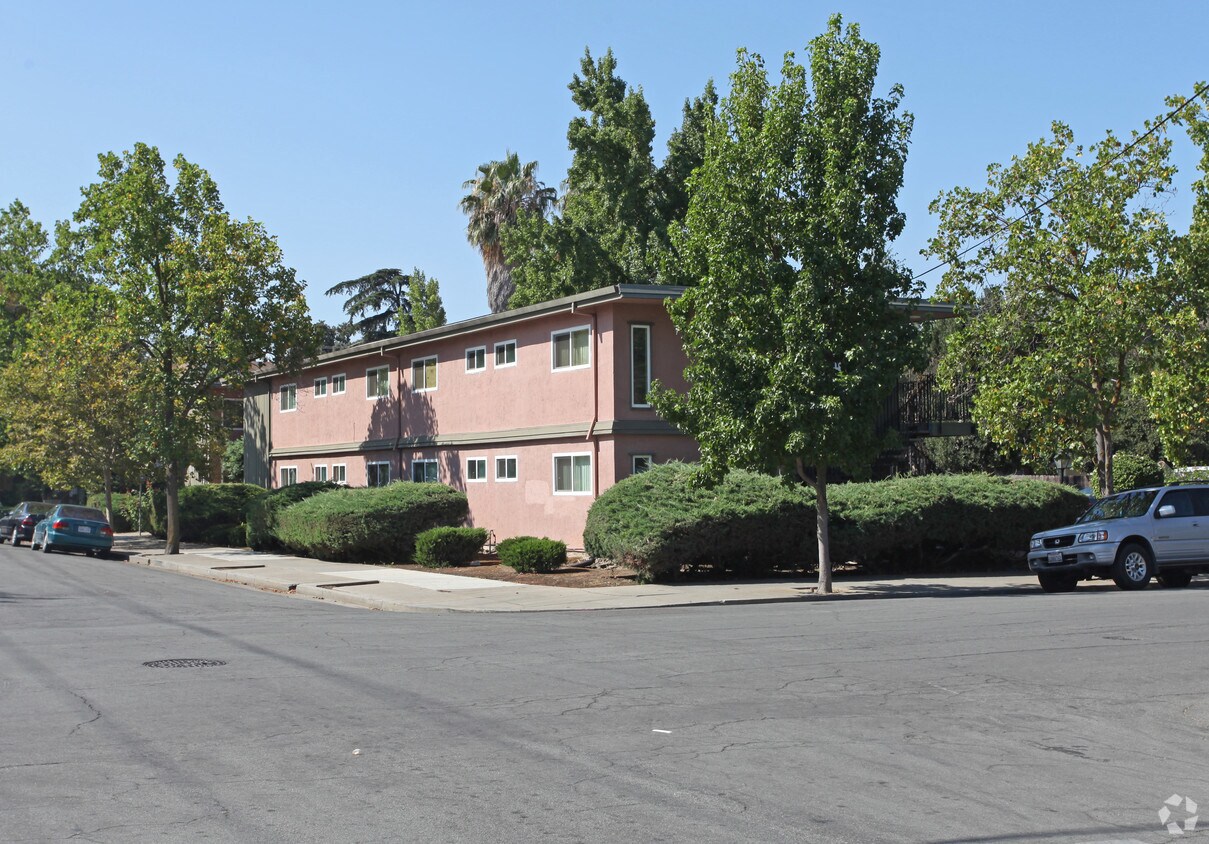 Building Photo - 310 W Poplar St