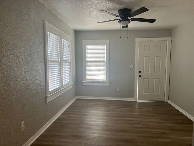 Sala de estar - 1483 Hamlet Ave