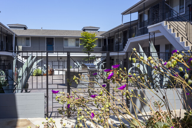 Building Photo - Talmadge Pacific Apartments