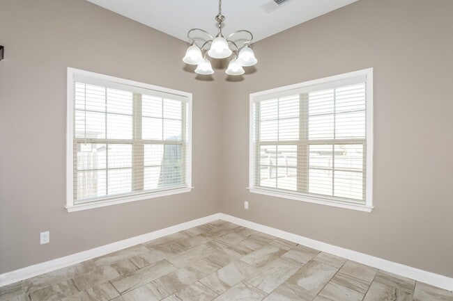 Building Photo - 90 Fairway Hills Dr