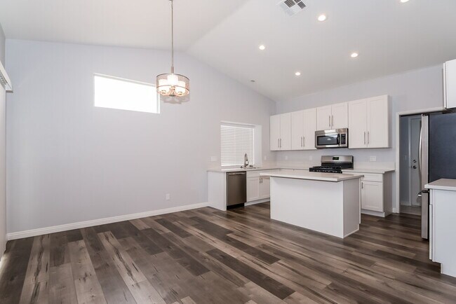 Building Photo - 704 Colonnade Row Dr