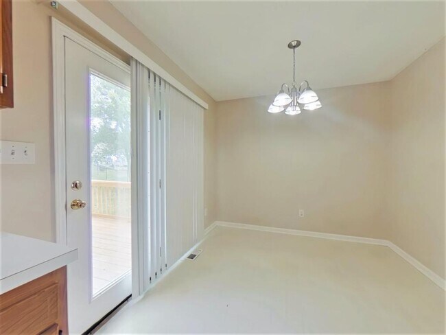 Building Photo - 204 Larkspur Lane
