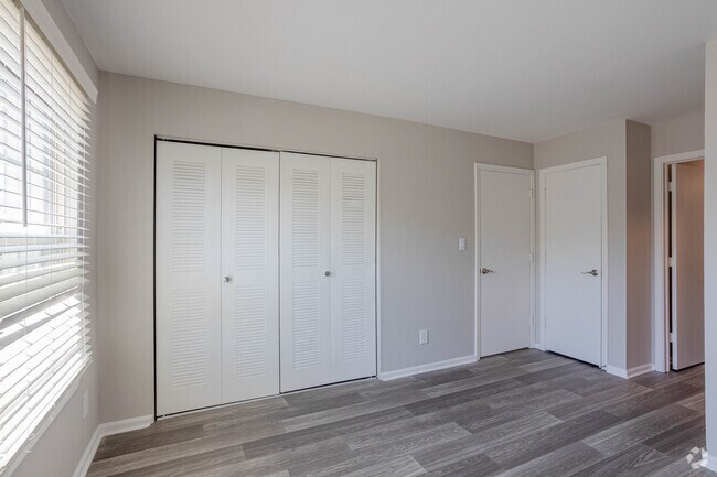 (R) RENOVATED THE FLOWERING DOGWOOD 1BR, 1BA - 700 SF - Bedroom - Woodbridge Place Apartments