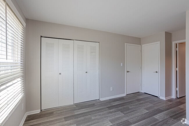 (R) RENOVATED THE FLOWERING DOGWOOD 1BR, 1BA - 700 SF - Bedroom - Woodbridge Place Apartments
